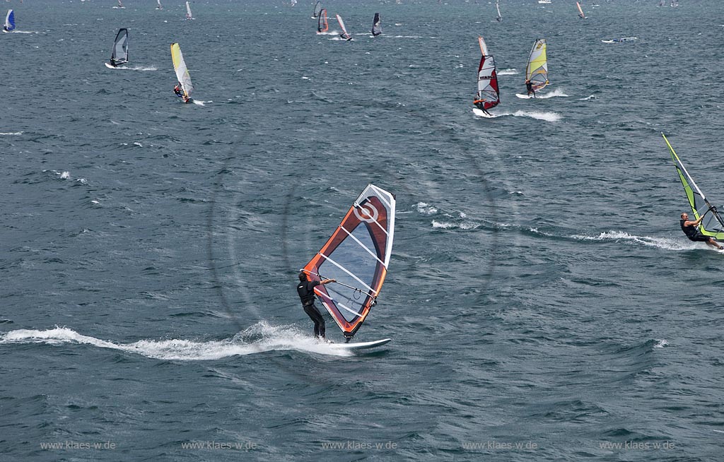 Torbole sul Garda, Surfern auf dem Gardasee bei stuermischem Wind; Torbole sul Garda, Lake Garda with wind surfers, windy