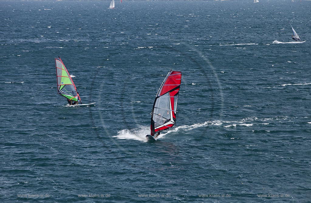 Torbole sul Garda, Surfern auf dem Gardasee bei stuermischem Wind; Torbole sul Garda, Lake Garda with wind surfers, windy