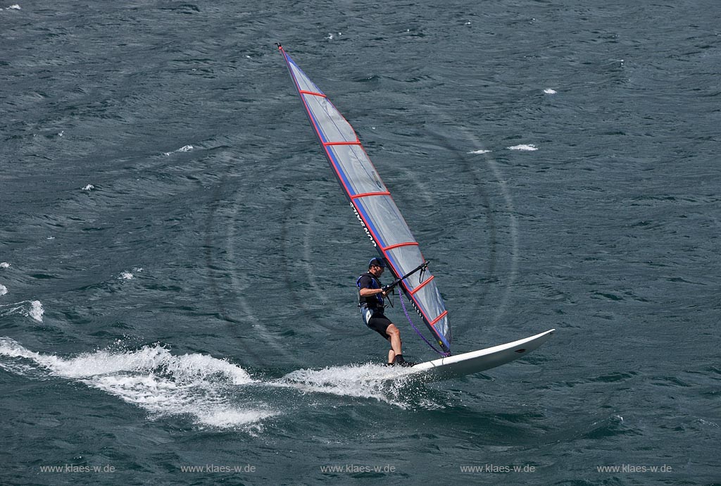 Torbole sul Garda, Surfern auf dem Gardasee bei stuermischem Wind; Torbole sul Garda, Lake Garda with wind surfers, windy