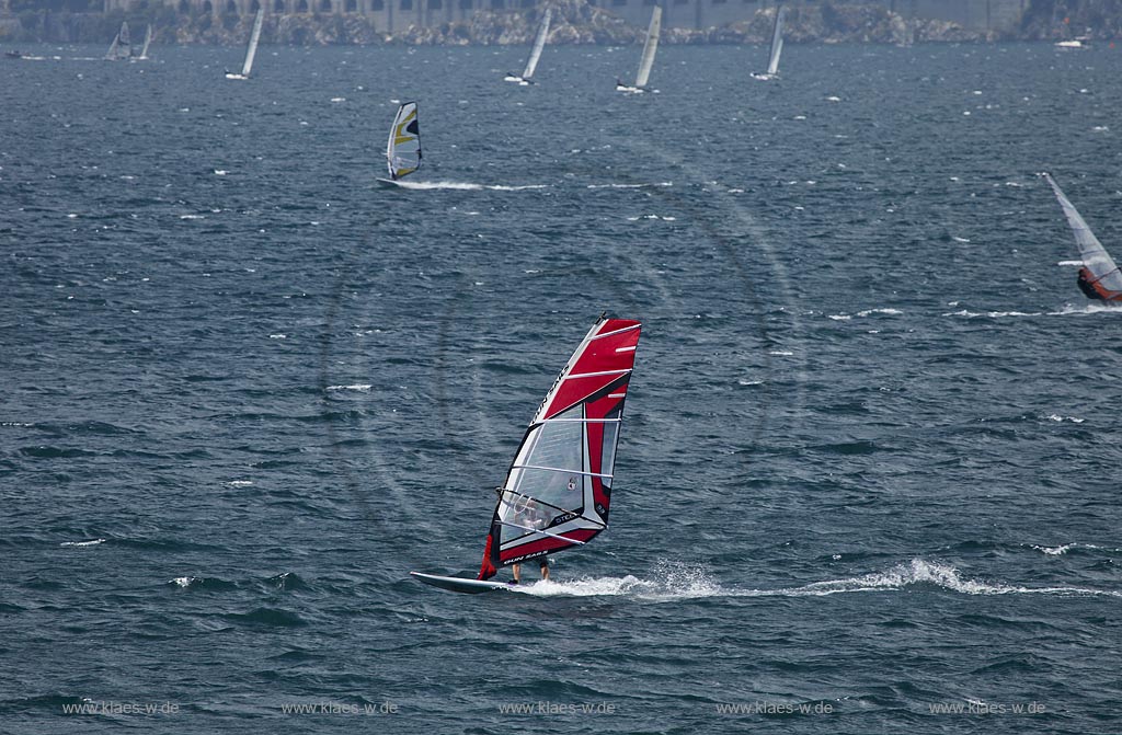 Torbole sul Garda, Surfern auf dem Gardasee bei stuermischem Wind; Torbole sul Garda, Lake Garda with wind surfers, windy