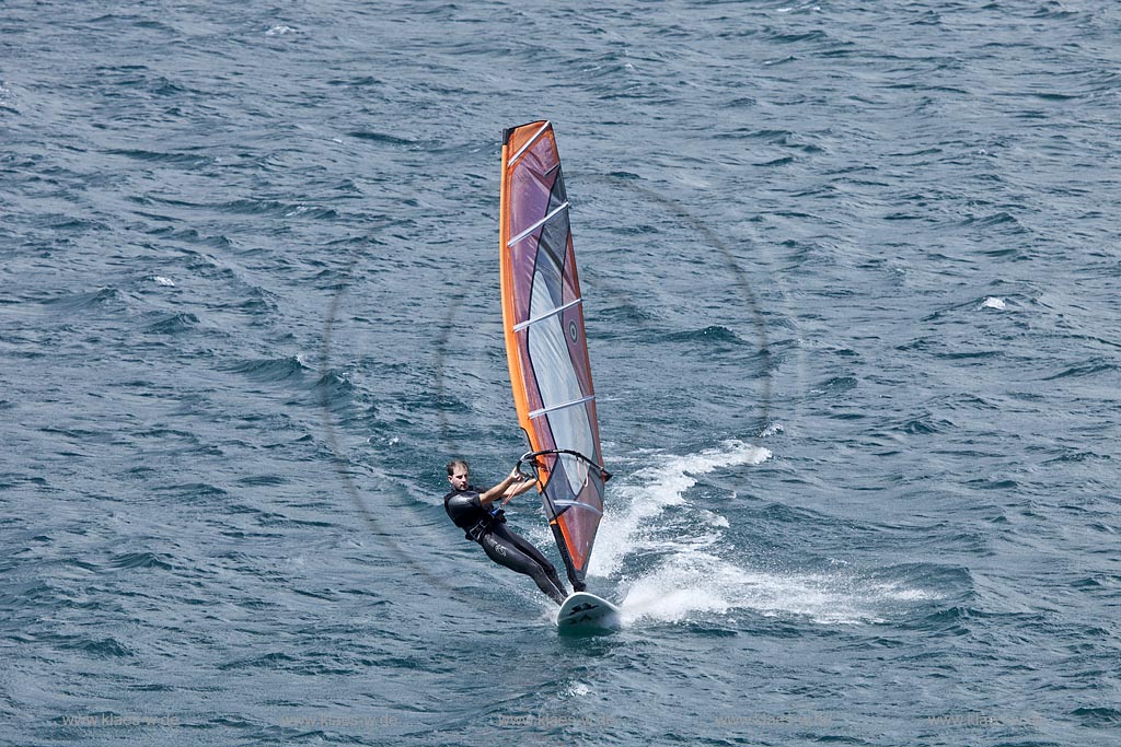 Torbole sul Garda, Surfern auf dem Gardasee bei stuermischem Wind; Torbole sul Garda, Lake Garda with wind surfers, windy