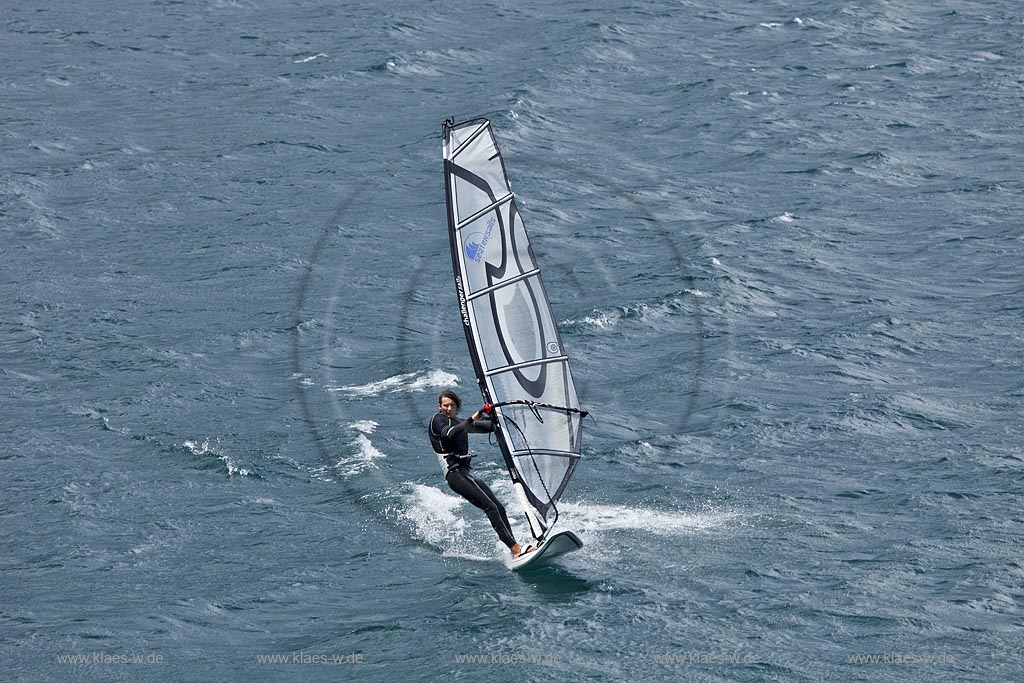 Torbole sul Garda, Surfern auf dem Gardasee bei stuermischem Wind; Torbole sul Garda, Lake Garda with wind surfers, windy
