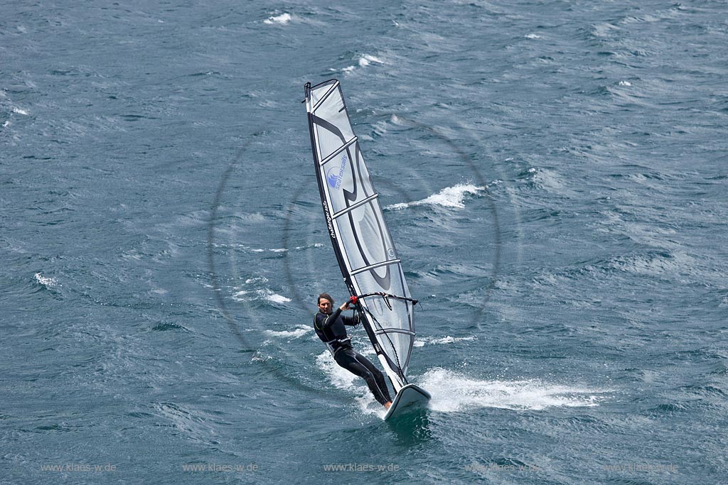 Torbole sul Garda, Surfern auf dem Gardasee bei stuermischem Wind; Torbole sul Garda, Lake Garda with wind surfers, windy