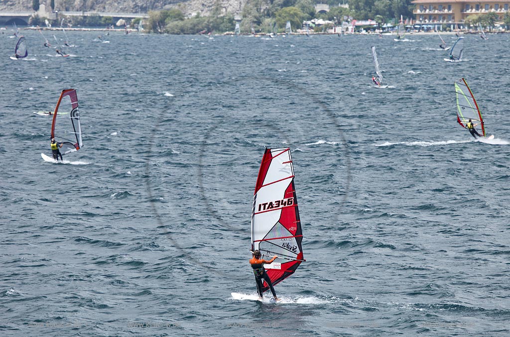 Torbole sul Garda, Surfern auf dem Gardasee bei stuermischem Wind; Torbole sul Garda, Lake Garda with wind surfers, windy