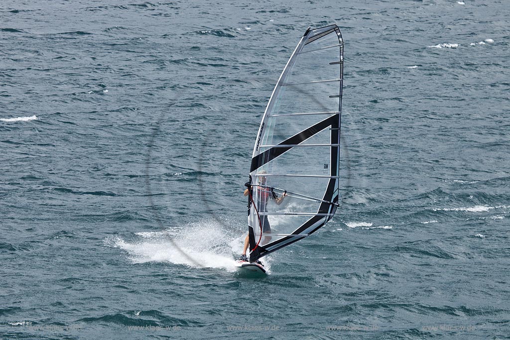 Torbole sul Garda, Surfern auf dem Gardasee bei stuermischem Wind; Torbole sul Garda, Lake Garda with wind surfers, windy