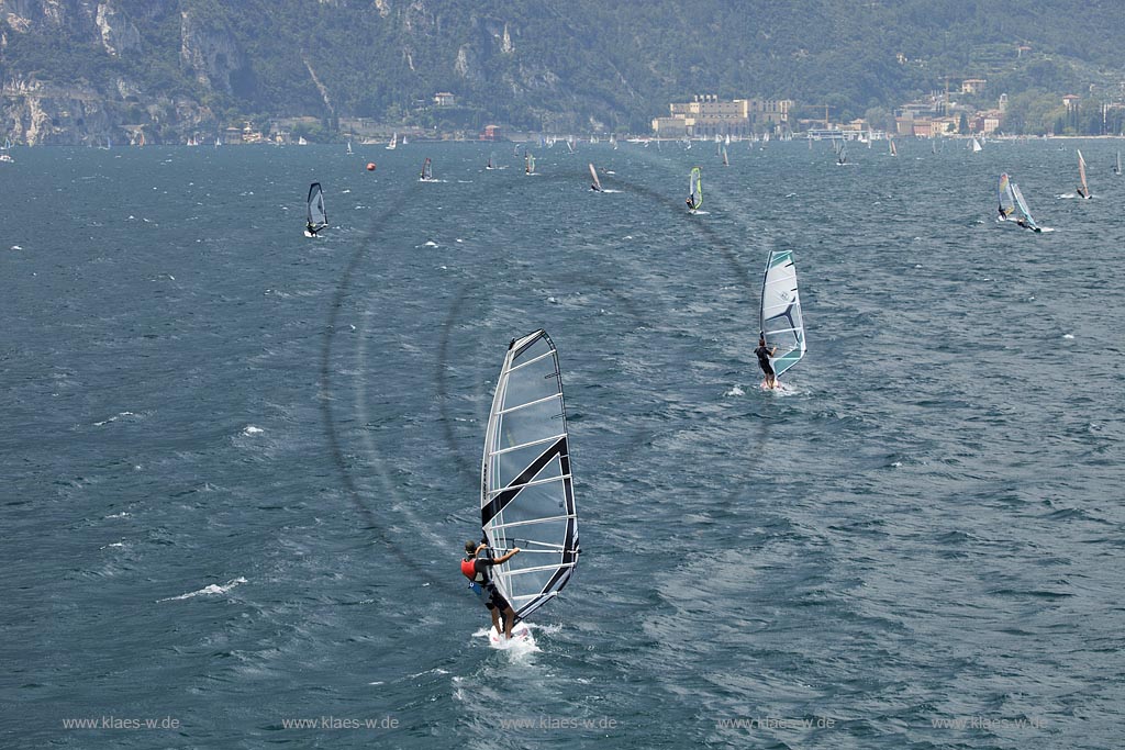 Torbole sul Garda, Surfern auf dem Gardasee bei stuermischem Wind; Torbole sul Garda, Lake Garda with wind surfers, windy