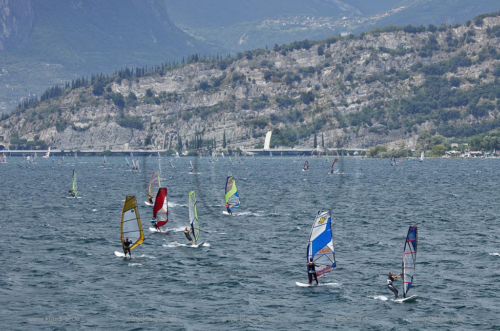Torbole sul Garda, Circolo Velo Torbole, Blick ueber den Gardasee mit Surfern und dem Monte Brione im Hintergrund, windig; Torbole sul Garda, Circolo Velo Torbole, view over the Lake Garda with wind surfers and mountain Monte Brione in the background, windy
