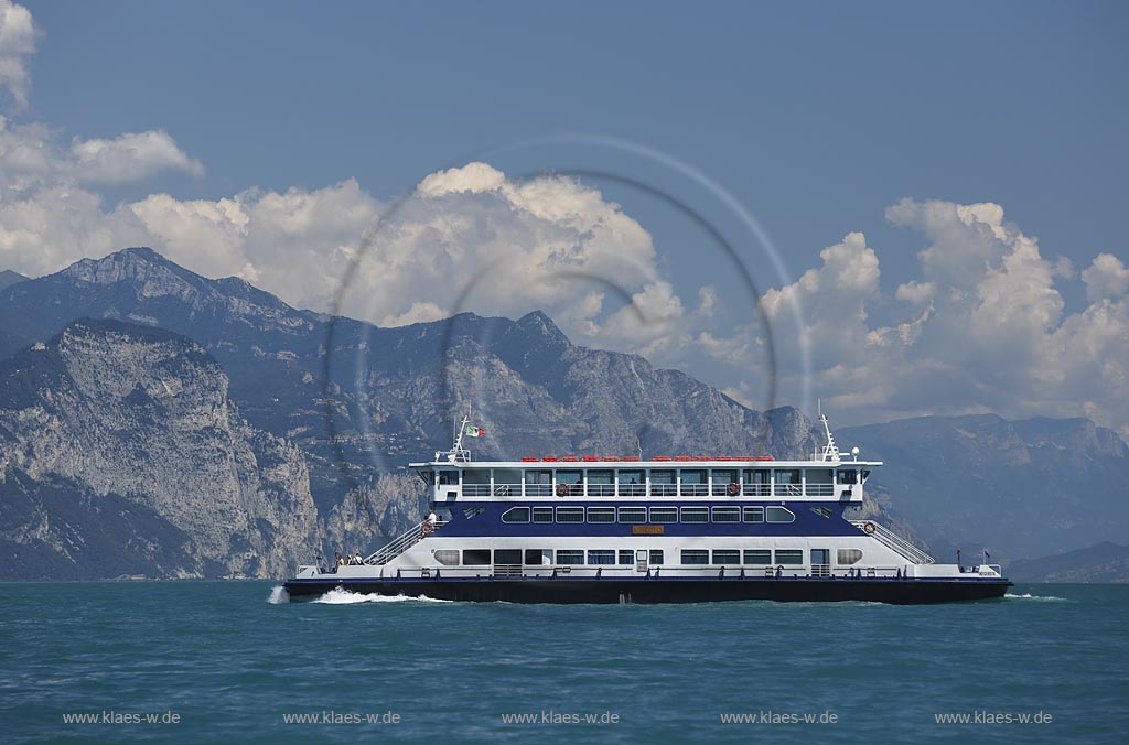 Gardasee, Faehre "Travesta Torri Maderno Mincio"; Gardasee, ferry boat "Travesta Torri Maderno Mincio".