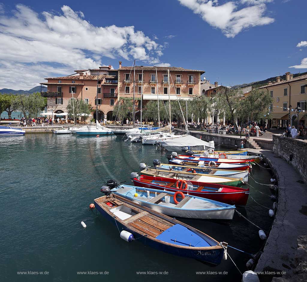 Torri del Benaco, Blick ueber den Hafen mit bunten Fischerbooten und dem Palazzo della Gardesana aus dem 15. Jahrhundert; Torri del Benaco, view over the port with colorful fishing boats to the Palazzo della Gardesana, 15th Century, in the background; Torri del Benaco, il porticciolo, allietato da barche multicolori, con il Palazzo della Gardesana, sec. 15