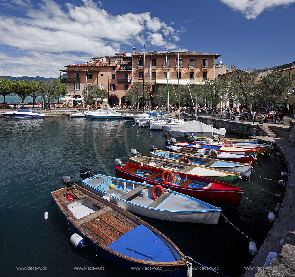 Torri del Benaco, Blick ueber den Hafen mit bunten Fischerbooten und dem Palazzo della Gardesana aus dem 15. Jahrhundert; Torri del Benaco, view over the port with colorful fishing boats to the Palazzo della Gardesana, 15th Century, in the background; Torri del Benaco, il porticciolo, allietato da barche multicolori, con il Palazzo della Gardesana, sec. 15