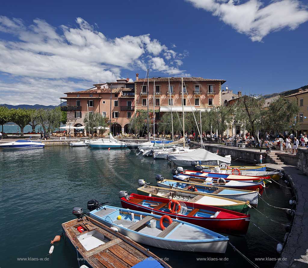 Torri del Benaco, Blick ueber den Hafen mit bunten Fischerbooten und dem Palazzo della Gardesana aus dem 15. Jahrhundert; Torri del Benaco, view over the port with colorful fishing boats to the Palazzo della Gardesana, 15th Century, in the background; Torri del Benaco, il porticciolo, allietato da barche multicolori, con il Palazzo della Gardesana, sec. 15