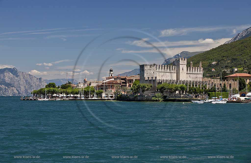 Torri del Benaco, vom Gardasee zur Promenade mit der Scaliger Burg, im Hintergrund der Fuss des Monte Baldo Bermassivs; Torri del Benaco, view over lake Garda to the promenade with Scaliger castle, submontane of Monte Baldo mountain