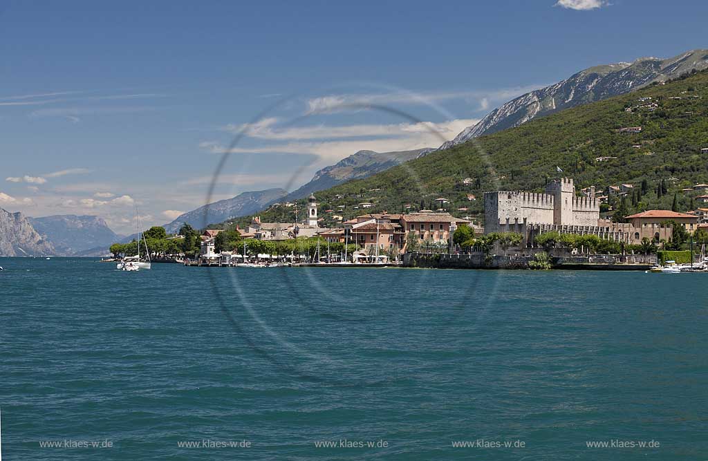 Torri del Benaco, vom Gardasee zur Promenade mit der Scaliger Burg, im Hintergrund der Fuss des Monte Baldo Bermassivs; Torri del Benaco, view over lake Garda to the promenade with Scaliger castle, submontane of Monte Baldo mountain