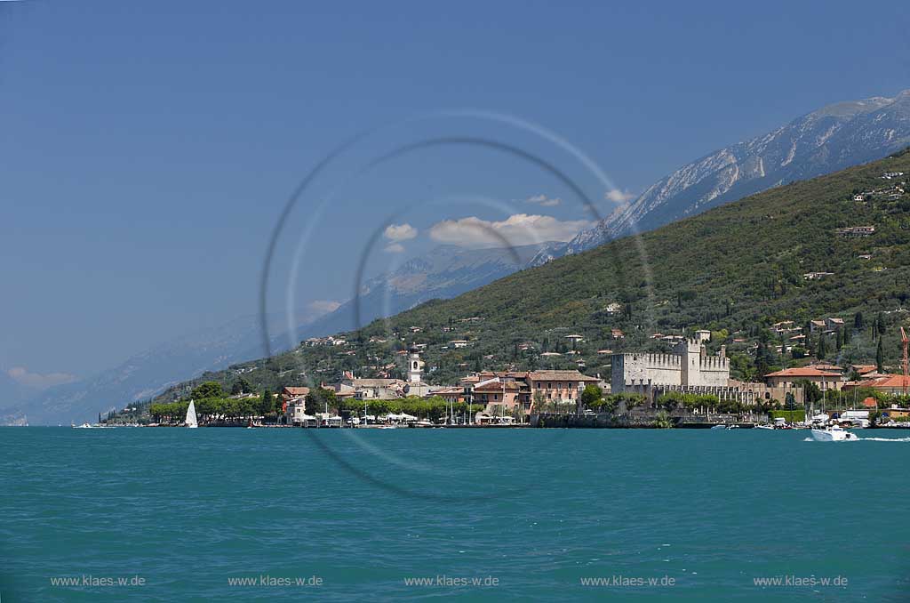Torri del Benaco, vom Gardasee zur Promenade mit der Scaliger Burg, im Hintergrund der Fuss des Monte Baldo Bermassivs; Torri del Benaco, view over lake Garda to the promenade with Scaliger castle, submontane of Monte Baldo mountain