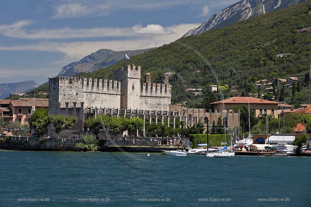 Torri del Benaco, vom Gardasee zur Scaliger Burg, im Hintergrund der Fuss des Monte Baldo Bermassivs; Torri del Benaco, view over lake Garda to the Scaliger castle, submontane of Monte Baldo mountain