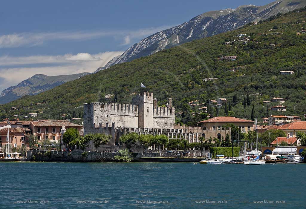Torri del Benaco, vom Gardasee zur Scaliger Burg, im Hintergrund der Fuss des Monte Baldo Bermassivs; Torri del Benaco, view over lake Garda to the Scaliger castle, submontane of Monte Baldo mountain