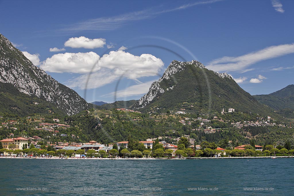 Monte CastellO mit Toscolano-Maderno, Blick vom See zum Berg mit Promenade und Strandabschnitt des Ortsteils Maderno; Monte Castello, view to the mountain with promenade of Maderno from lake Garda  