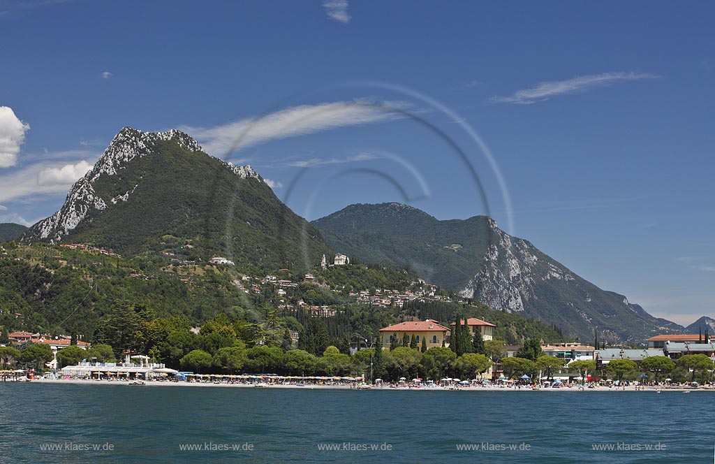 Monte CastellO mit Toscolano-Maderno, Blick vom See zum Berg mit Promenade und Strandabschnitt des Ortsteils Maderno; Monte Castello, view to the mountain with promenade of Maderno from lake Garda  