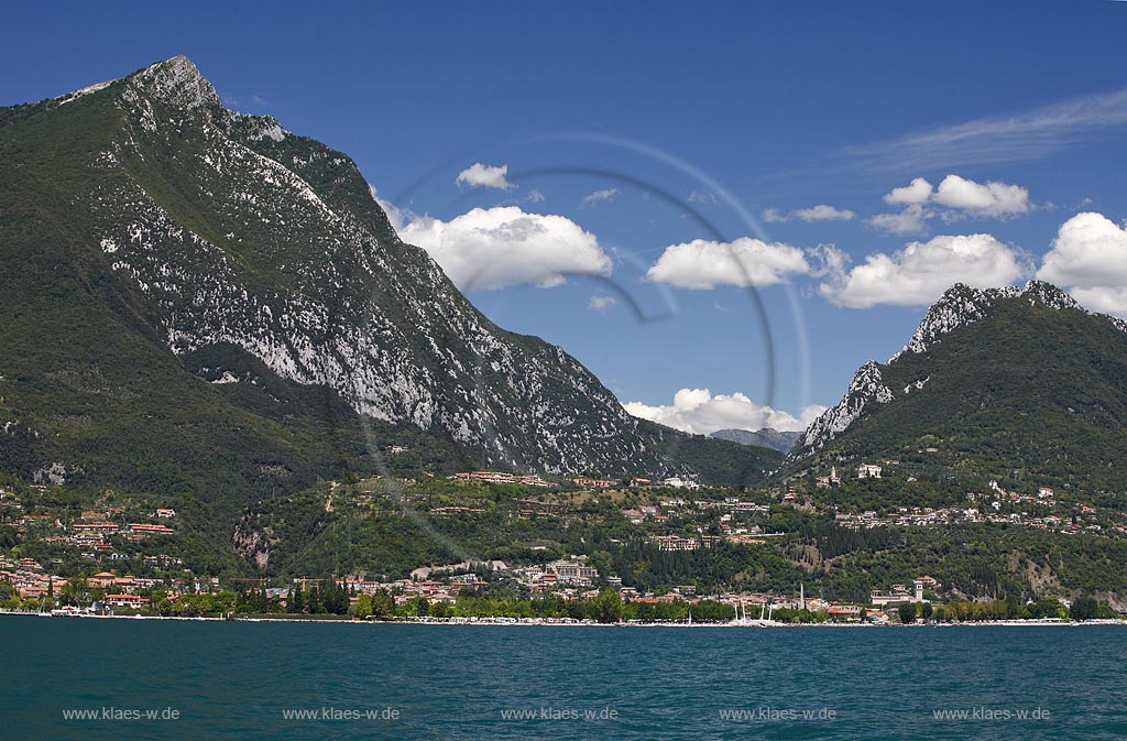 Monte Pizzocolo und Monte Castello mit Toscolano-Maderno, Blick vom See zu den Bergen mit Toscolano Maderno; Mone Pizzocolo with Monte Castello, view to the mountains with Toscolano-Maderno from lake Garda
