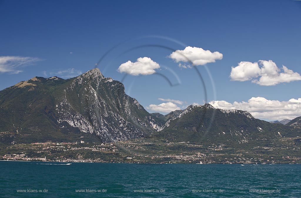 Monte Pizzocolo und Monte Castello mit Toscolano-Maderno, Blick vom See zu den Bergen mit Toscolano Maderno; Mone Pizzocolo with Monte Castello, view to the mountains with Toscolano-Maderno from lake Garda