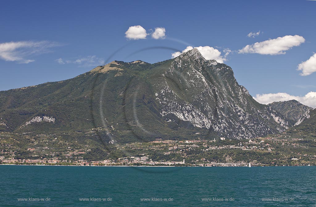 Monte Pizzocolo mit Toscolano-Maderno, Blick vom See zu dem Berg mit Toscolano Maderno; Mone Pizzocolo, view to the mountain with Toscolano-Maderno from lake Garda