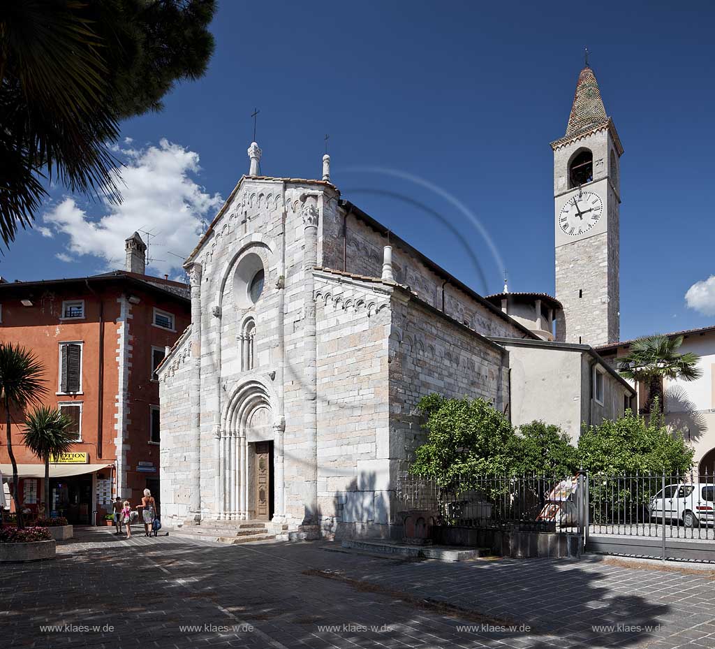 Toscolano-Maderno, die Kirche chiesa San Giovanni vormals Chiesa Monumentale di San Andrea wurde im 12. Jh. in romanischem Stil in Maderno am Gardasee errichtet. Die Fassade ist schoen durch die Verwendung von buntem Marmor (rosa gemacht Caprino Veronese - Seasso grau - weiem Botticino ). Details und auch die wertvollen Fliesen und dekorativen geschnitzten Koepfen.Das Portal befindet sich im Zentrum Bogen, gekrnt von einer Luenette Fresko des 15. Jahrhunderts, der Darstellung der Jungfrau mit Kind und Heiligen. ; Toscolano-Maderno, the Romanesque style San Giovanni Church in Toscolano-Maderno was formerly S. Andrea. This impressive building has a plain facade - the beautifully sculpted portal has a single window. It was built in the 12th Century. 