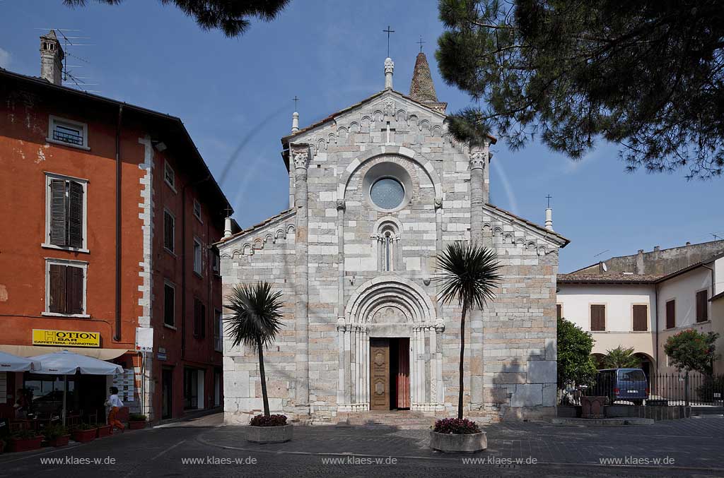 Toscolano-Maderno, die Kirche chiesa San Giovanni vormals Chiesa Monumentale di San Andrea wurde im 12. Jh. in romanischem Stil in Maderno am Gardasee errichtet. Die Fassade ist schoen durch die Verwendung von buntem Marmor (rosa gemacht Caprino Veronese - Seasso grau - weiem Botticino ). Details und auch die wertvollen Fliesen und dekorativen geschnitzten Koepfen.Das Portal befindet sich im Zentrum Bogen, gekrnt von einer Luenette Fresko des 15. Jahrhunderts, der Darstellung der Jungfrau mit Kind und Heiligen. ; Toscolano-Maderno, the Romanesque style San Giovanni Church in Toscolano-Maderno was formerly S. Andrea. This impressive building has a plain facade - the beautifully sculpted portal has a single window. It was built in the 12th Century. 