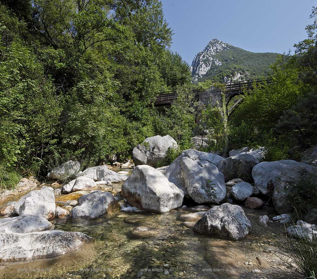 Toscolano-Maderno, Flusslandschaft, Flussbett des Toscolano im Tal der Papiermuehlen, Papiermuehlental, Valle delle cartiere, Tal der Papierfabriken; Toscolano maderno, valley of paper mills, river Toscolano,
