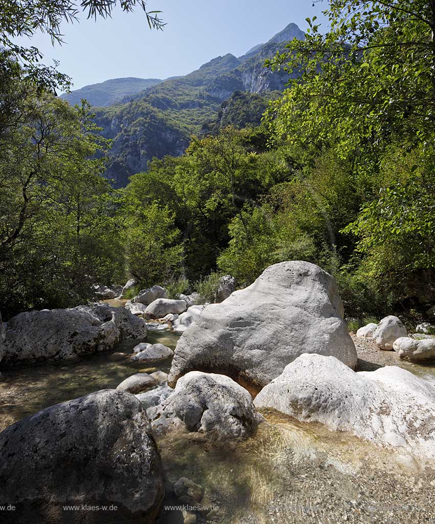 Toscolano-Maderno, Flusslandschaft, Flussbett des Toscolano im Tal der Papiermuehlen, Papiermuehlental, Valle delle cartiere, Tal der Papierfabriken; Toscolano maderno, valley of paper mills, river Toscolano,