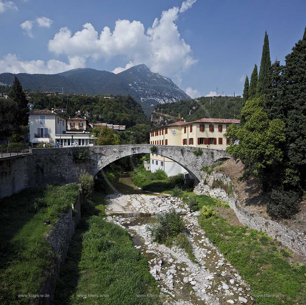 Toscolano-Maderno, Blick ueber trockenes Flussbett des Toscolano bei Niedrigwasser-Alte Steinbruecke, im Hintergrund der Monto Pizzocolo; Toscolano-Maderno, view with dry riverbed of >Toscolano river and stone bridge. 