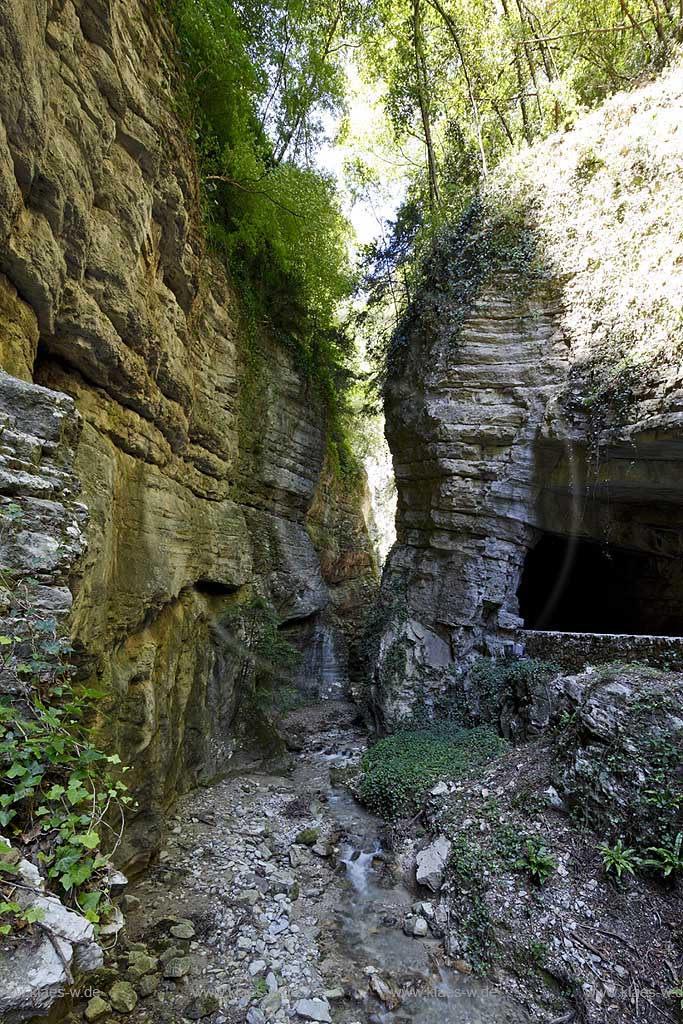 Tremosine Valle Brasa, die Brasa Schlucht, eine tiefe Felsenschlucht mit Bachlauf; Tremosine, val Brasa, canyon with a beck 