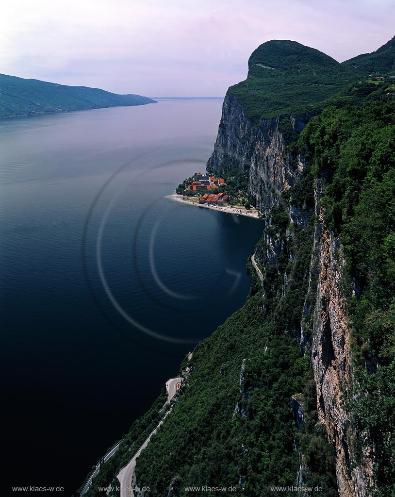 Tremosine, Campione del Garda, Region Lombardei, Provinz Brescia, Gardasee, Blick auf Ort, Berge und Gardasee