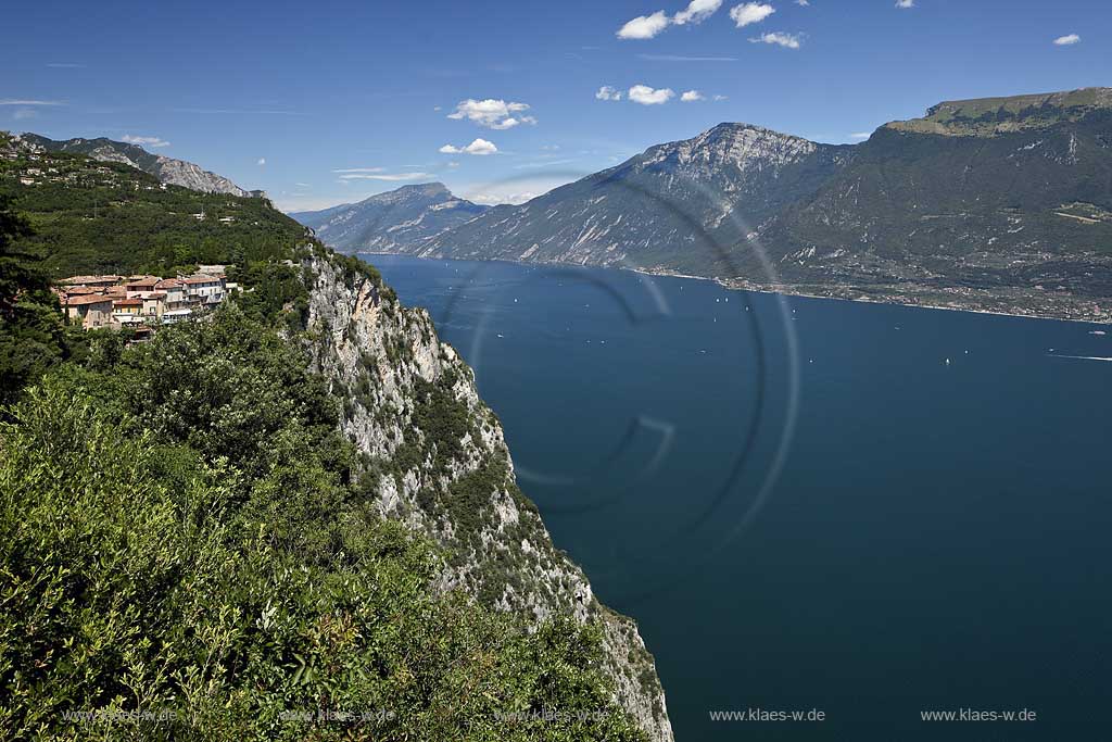 Tremosine-Pieve, Blick von der Schauderterasse, der legendaeren Terazza del Brivido in Pieve Richtung Norden mit Haeusern auf der Tremosiner Hochebene, Gardasee und Berge bei klarer Sicht; Tremosine-Pieve; view from Terazza del Brivido in Pieve looking North with houses on the tableland of tremosine with lake garda and mountains an a clear day
