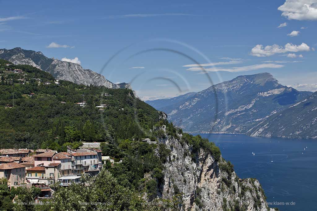 Tremosine-Pieve, Blick von der Schauderterasse, der legendaeren Terazza del Brivido in Pieve Richtung Norden mit Haeusern auf der Tremosiner Hochebene, Gardasee und Berge bei klarer Sicht; Tremosine-Pieve; view from Terazza del Brivido in Pieve looking North with houses on the tableland of tremosine with lake garda and mountains an a clear day