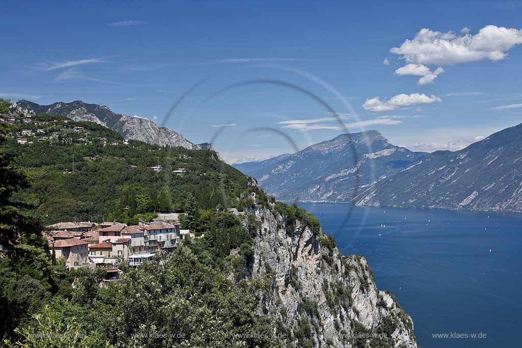 Tremosine-Pieve, Blick von der Schauderterasse, der legendaeren Terazza del Brivido in Pieve Richtung Norden mit Haeusern auf der Tremosiner Hochebene, Gardasee und Berge bei klarer Sicht; Tremosine-Pieve; view from Terazza del Brivido in Pieve looking North with houses on the tableland of tremosine with lake garda and mountains an a clear day