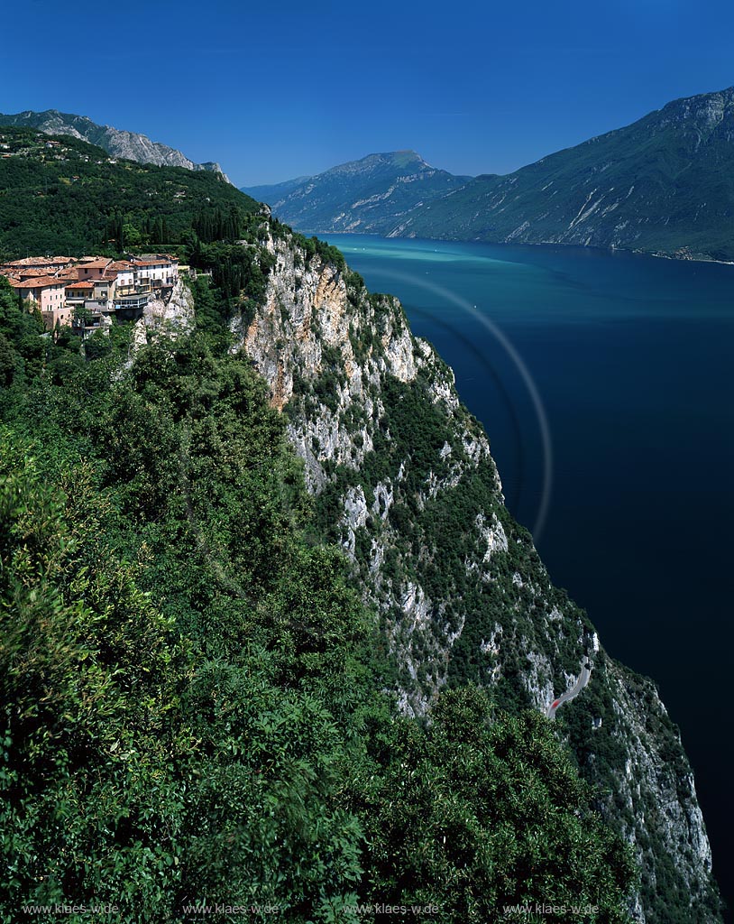 Tremosine, Pieve, Region Lombardei, Provinz Brescia, Gardasee, Blick auf Schauderterasse mit Bergen und Gardasee