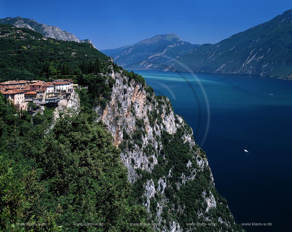 Tremosine, Pieve, Region Lombardei, Provinz Brescia, Gardasee, Blick auf Schauderterasse mit Bergen und Gardasee