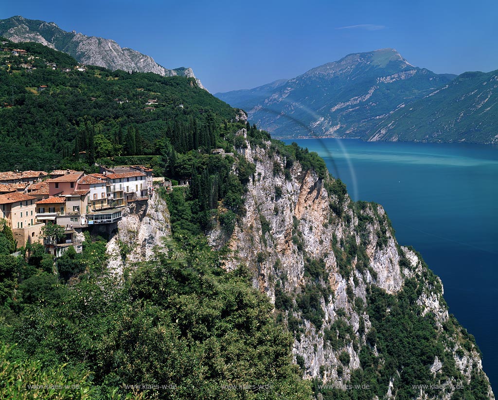 Tremosine, Pieve, Region Lombardei, Provinz Brescia, Gardasee, Blick auf Schauderterasse mit Bergen und Gardasee