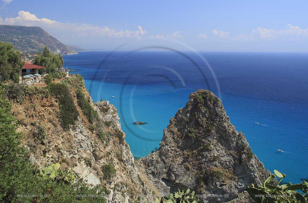 Blick auf Felsen, Felsklippen vom Capo Vaticano in der Gemeinde Ricadi in der Provinz Vibo Valentia in Kalabrien, Italien mit Sicht auf das Meer, der Strasse von Messina, Stretto di Messina