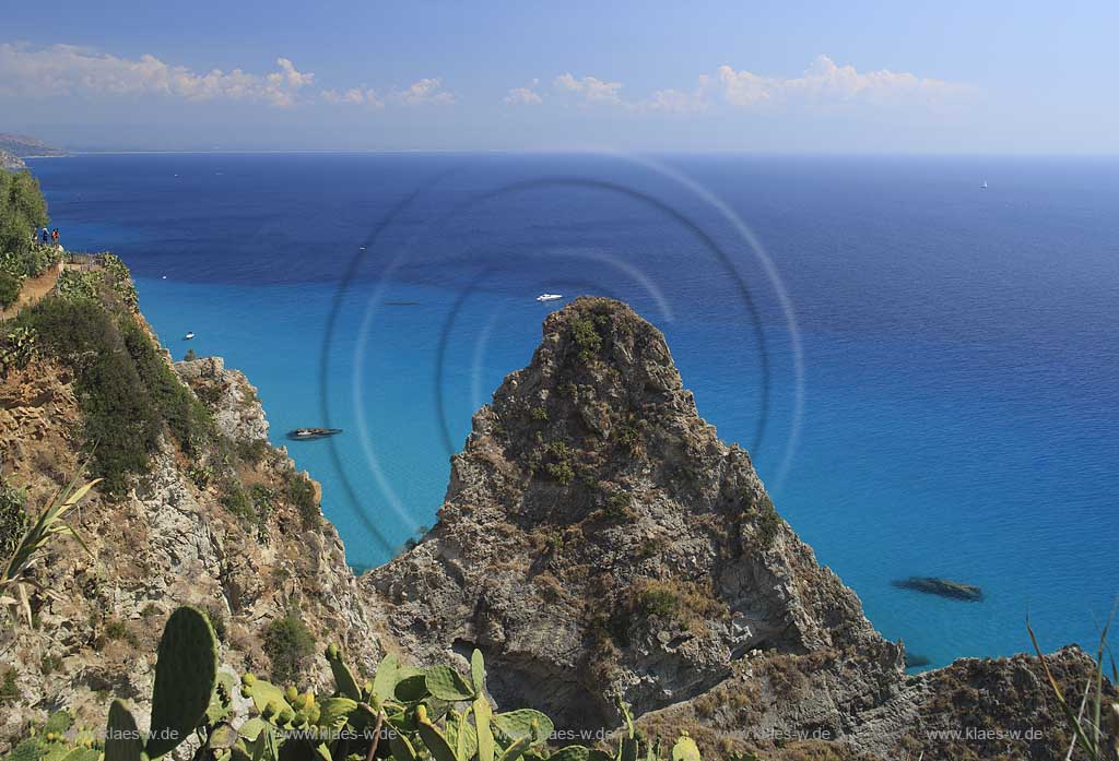 Blick auf Felsen, Felsklippen vom Capo Vaticano in der Gemeinde Ricadi in der Provinz Vibo Valentia in Kalabrien, Italien mit Sicht auf das Meer, der Strasse von Messina, Stretto di Messina