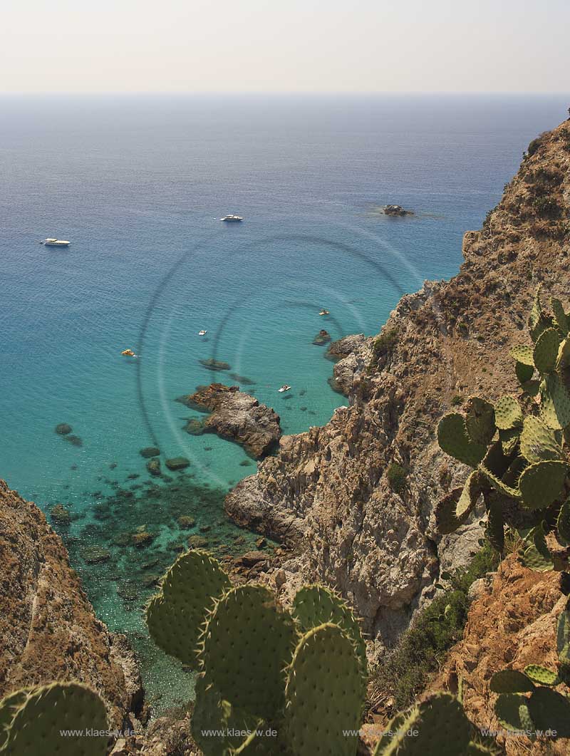 Blick auf Felsen, Felsklippen vom Capo Vaticano in der Gemeinde Ricadi in der Provinz Vibo Valentia in Kalabrien, Italien mit Sicht auf das Meer, der Strasse von Messina, Stretto di Messina