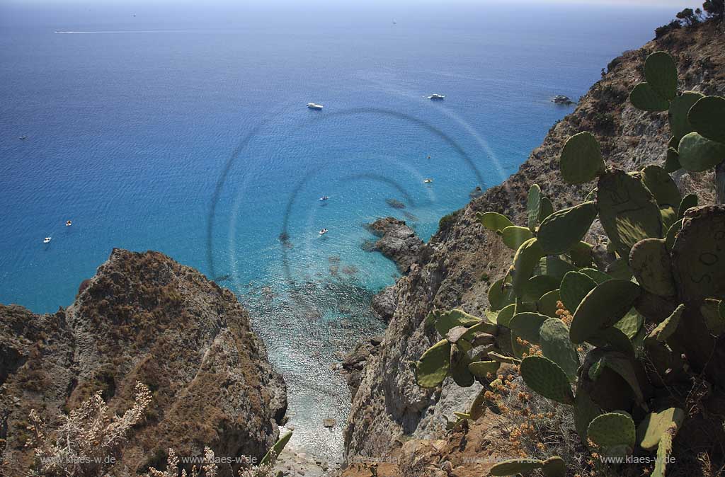 Blick auf Felsen, Felsklippen vom Capo Vaticano in der Gemeinde Ricadi in der Provinz Vibo Valentia in Kalabrien, Italien mit Sicht auf das Meer, der Strasse von Messina, Stretto di Messina