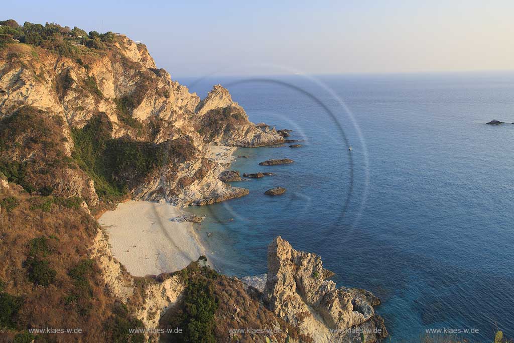 Blick auf Felsen, Felsklippen vom Capo Vaticano in der Gemeinde Ricadi in der Provinz Vibo Valentia in Kalabrien, Italien mit Sicht auf das Meer, der Strasse von Messina, Stretto di Messina