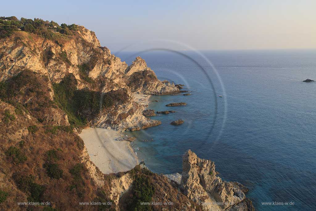 Blick auf Felsen, Felsklippen vom Capo Vaticano in der Gemeinde Ricadi in der Provinz Vibo Valentia in Kalabrien, Italien mit Sicht auf das Meer, der Strasse von Messina, Stretto di Messina