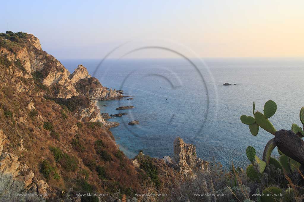 Blick auf Felsen, Felsklippen vom Capo Vaticano in der Gemeinde Ricadi in der Provinz Vibo Valentia in Kalabrien, Italien mit Sicht auf das Meer, der Strasse von Messina, Stretto di Messina