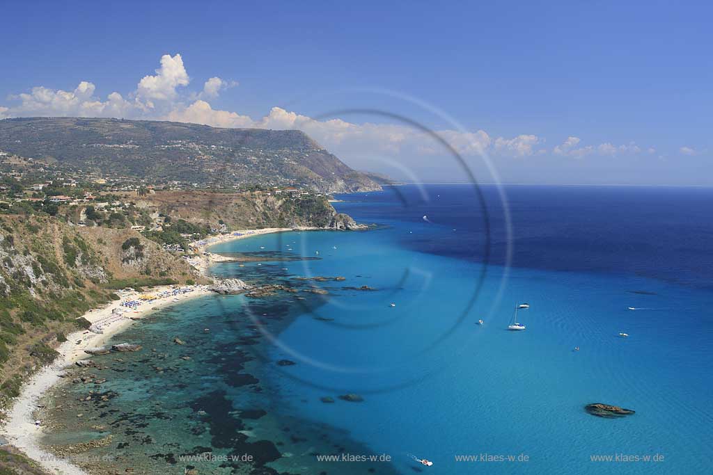 Blick vom Capo Vaticano in der Gemeinde Ricadi in der Provinz Vibo Valentia in Kalabrien, Italien auf den Golfo Di Gioia Auro mit Sicht zum Festland, Stand und aufs Meer mit Booten