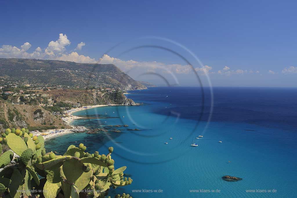 Blick vom Capo Vaticano in der Gemeinde Ricadi in der Provinz Vibo Valentia in Kalabrien, Italien auf den Golfo Di Gioia Auro mit Sicht zum Festland, Stand und aufs Meer mit Booten