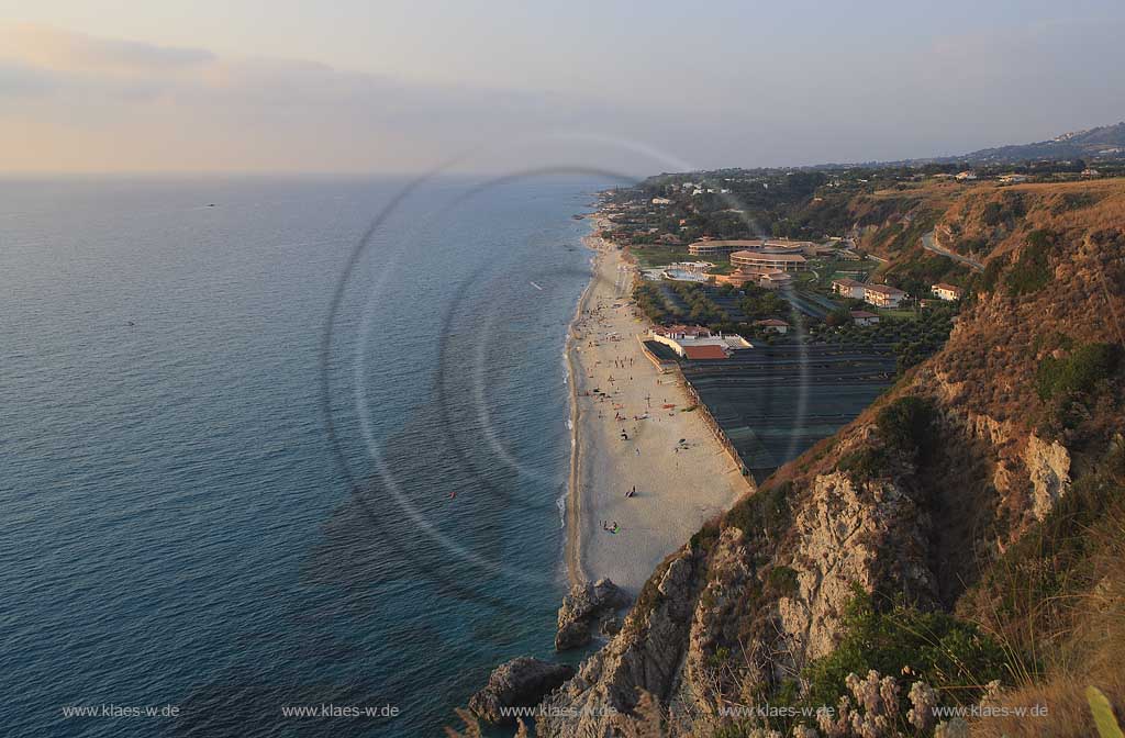 Blick vom Capo Vaticano in der Gemeinde Ricadi in der Provinz Vibo Valentia in Kalabrien, Italien auf die Gemeinde Torre Ruffa mit Sicht auf das Meer und dem Strand