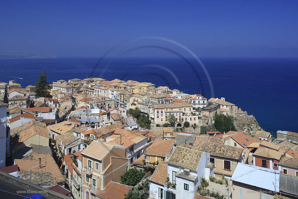 Blick ueber die Daecher der Stadt Pizzo in Kalabrien, Vibo Valentia, Italien mit Sicht auf das Meer