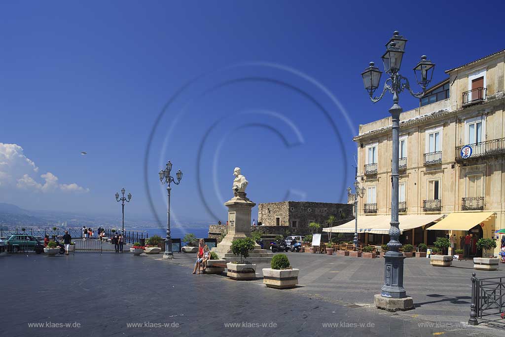Blick auf die Piazza Della Repubblica mit Sicht auf das Castello Murat und Menschen, Touristen in der Stadt Pizzo in Kalabrien, Vibo Valentia, Italien 